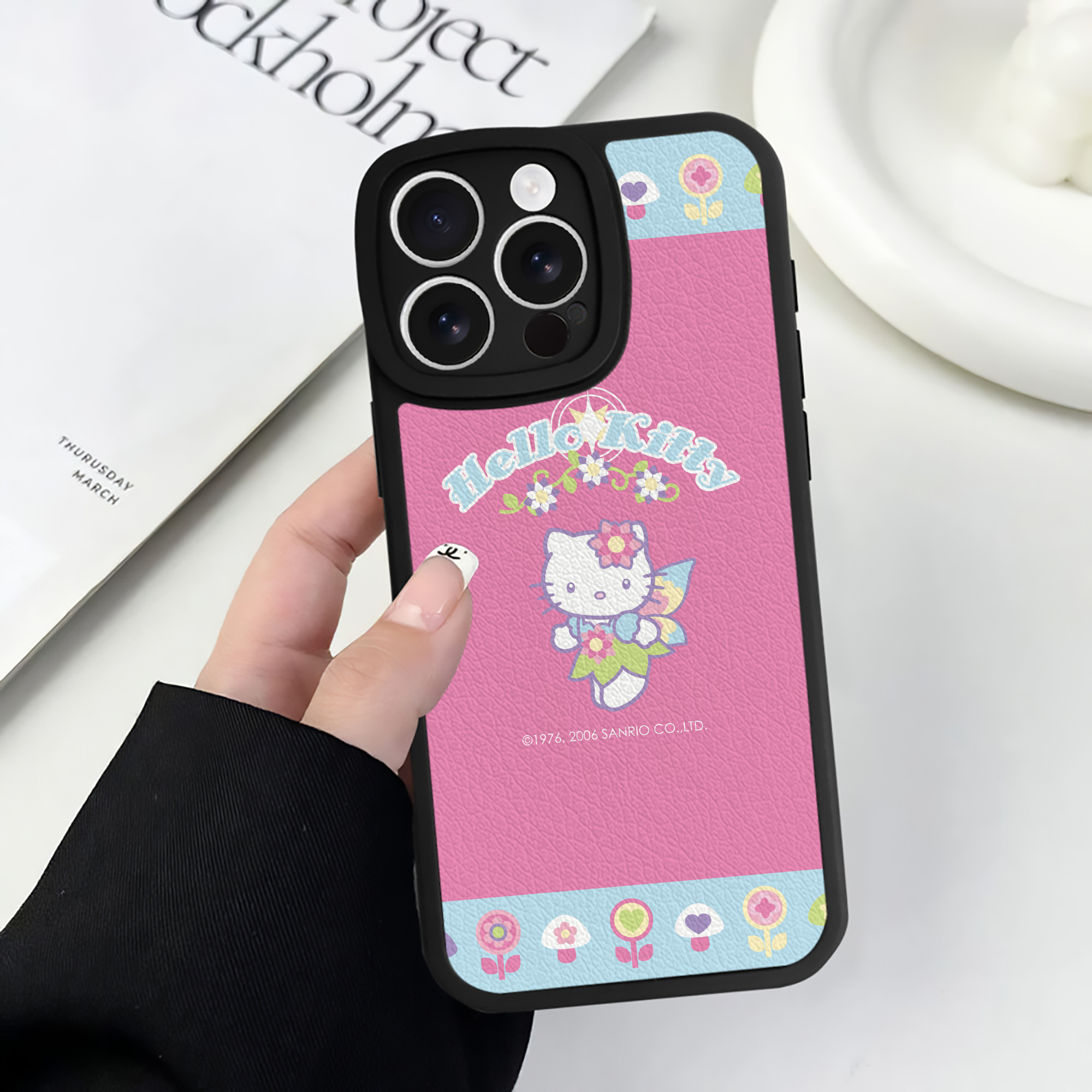 （画像用） Hello Kitty ハローキティ 【iPhone 16シリーズ対応】シリコンスマホケース（レザー調） 材質：シリコン